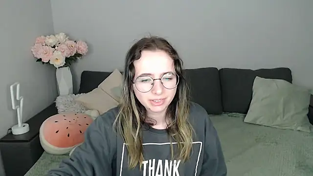 Snapshot of Mini_Diva chatting on October 18, 8:05 am Mini Diva online show from October 18, 8:05 am