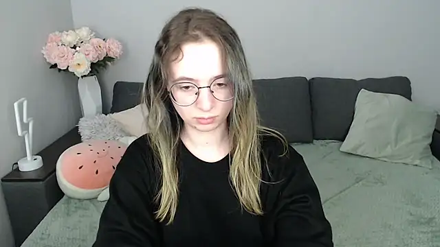 Snapshot of Mini_Diva chatting on October 19, 8:06 am Mini Diva online show from October 19, 8:06 am