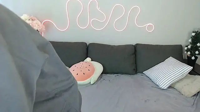 Snapshot of Mini_Diva chatting on December 14, 9:15 am Mini Diva online show from December 14, 9:15 am