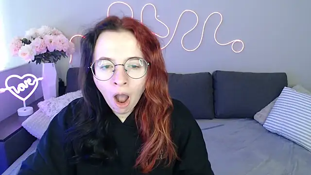 Snapshot of Mini_Diva chatting on November 22, 9:08 am Mini Diva online show from November 22, 9:08 am