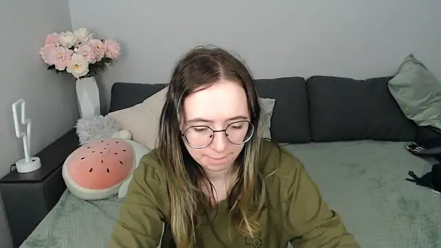 Snapshot of Mini_Diva chatting on October 21, 8:14 am Mini Diva online show from October 21, 8:14 am