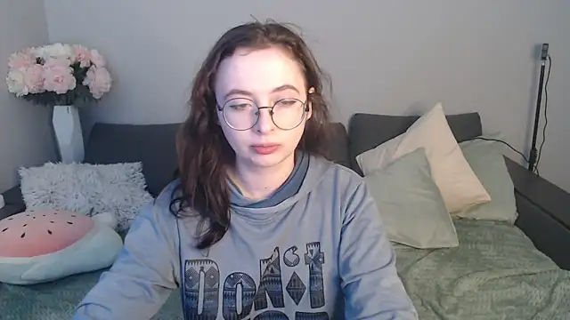 Snapshot of Mini_Diva chatting on March 9, 9:13 am Mini Diva online show from March 9, 9:13 am