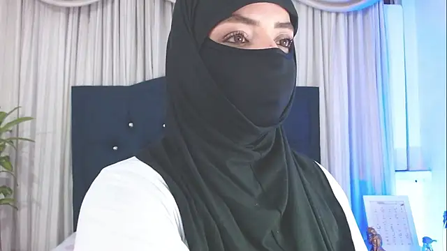Snapshot of Uzra_hayed chatting on February 25, 10:42 pm Uzra hayed online show from February 25, 10:42 pm