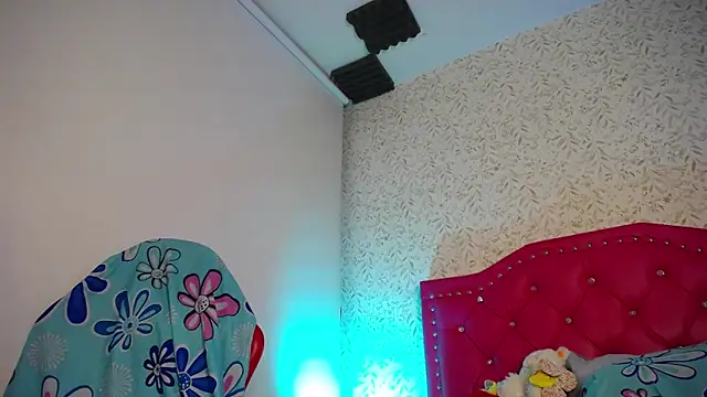 luly pink online show from April 15, 4:07 am