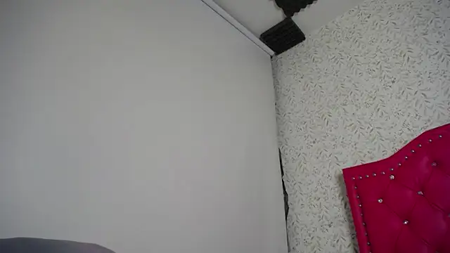 luly pink online show from April 11, 9:18 pm