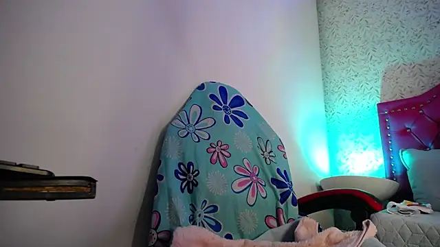 luly pink online show from April 22, 4:08 am