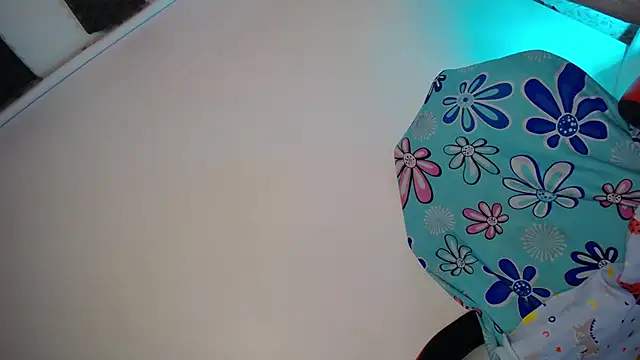 luly pink online show from May 14, 3:36 am