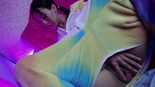 luly pink online show from February 25, 12:38 pm