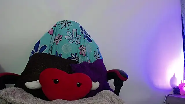 luly pink online show from February 7, 4:09 am