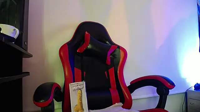 luly pink online show from November 5, 4:04 am