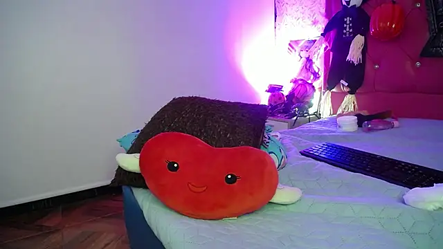 luly pink online show from October 25, 11:09 am