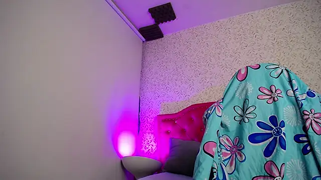 luly pink online show from April 17, 4:04 am