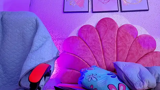 Snapshot of luly_pink chatting on July 18, 4:21 am luly pink online show from July 18, 4:21 am