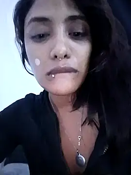 Snapshot of VictoireFeller chatting on December 5, 6:01 am VictoireFeller online show from December 5, 6:01 am