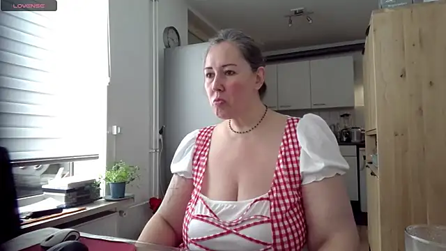 Snapshot of MilfGina chatting on September 29, 7:26 am MilfGina online show from September 29, 7:26 am