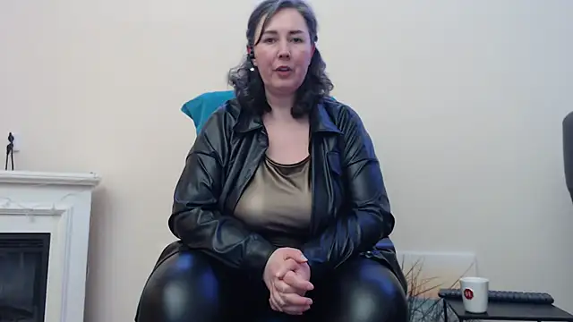 Snapshot of MilfGina chatting on March 4, 9:00 pm MilfGina online show from March 4, 9:00 pm