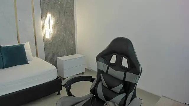 zoe danae  online show from February 24, 12:50 pm