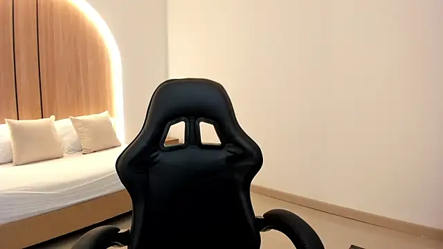 zoe danae  online show from March 7, 12:10 pm