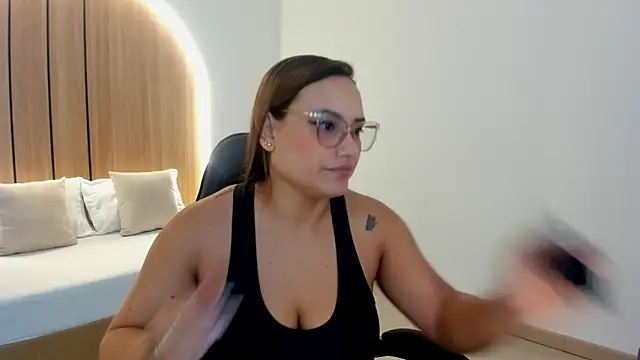 zoe danae  online show from April 13, 12:20 pm