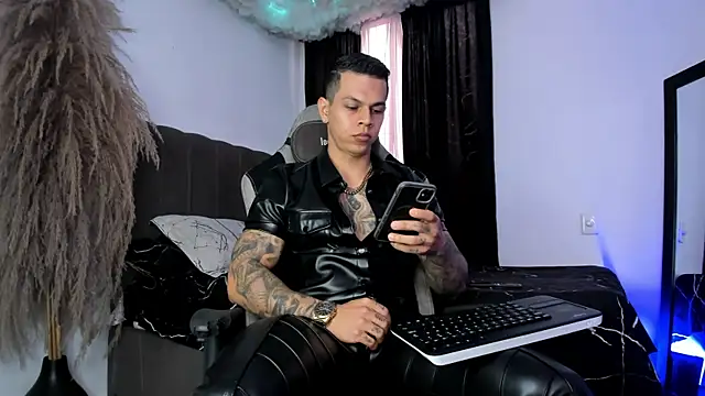 Snapshot of Aron_Dark chatting on June 8, 2:39 pm Aron Dark online show from June 8, 2:39 pm