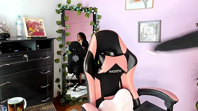 Kenia tompson01 online show from December 4, 11:15 pm