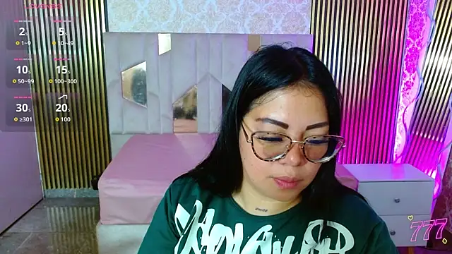 Snapshot of martinna_tay chatting on July 9, 3:18 am martinna tay online show from July 9, 3:18 am