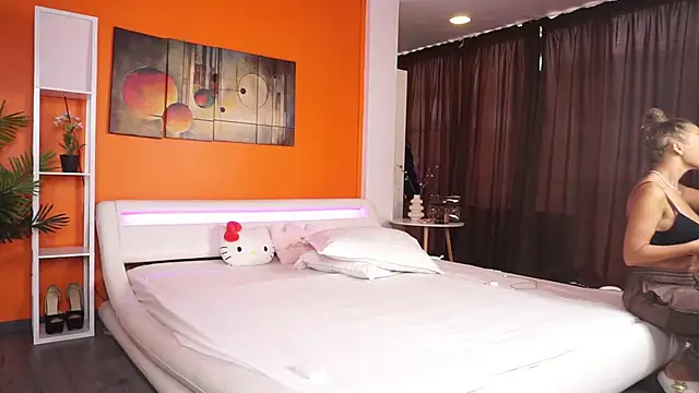 LovingBlondie online show from February 26, 7:30 am