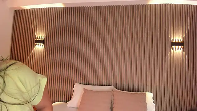 Snapshot of AliceHanz chatting on February 19, 4:09 am AliceHanz online show from February 19, 4:09 am