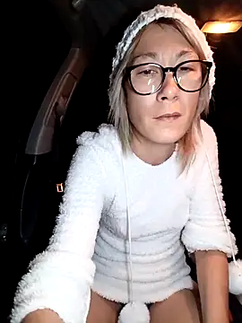 Snapshot of Timide_girl2 chatting on December 16, 5:33 am Timide girl2 online show from December 16, 5:33 am