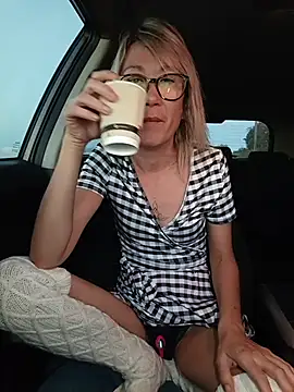 Snapshot of Timide_girl2 chatting on October 26, 6:25 am Timide girl2 online show from October 26, 6:25 am