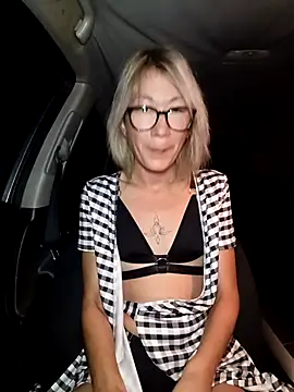 Snapshot of Timide_girl2 chatting on October 21, 4:23 am Timide girl2 online show from October 21, 4:23 am