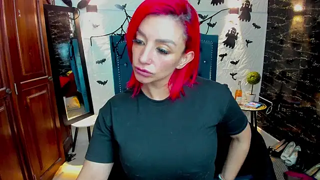 Snapshot of RedQueenMilf chatting on October 30, 8:06 pm RedQueenMilf online show from October 30, 8:06 pm