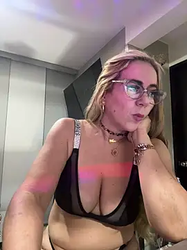 Snapshot of LARIANA_RIVERA23 chatting on February 25, 11:26 pm LARIANA RIVERA23 online show from February 25, 11:26 pm