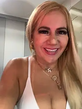 Snapshot of LARIANA_RIVERA23 chatting on June 30, 8:47 am LARIANA RIVERA23 online show from June 30, 8:47 am