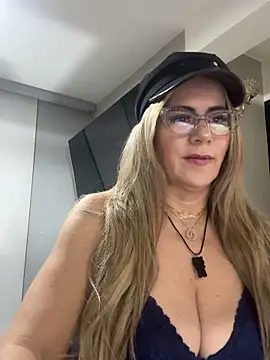 Snapshot of LARIANA_RIVERA23 chatting on February 19, 4:01 am LARIANA RIVERA23 online show from February 19, 4:01 am