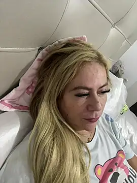 LARIANA RIVERA23 online show from February 10, 8:30 pm