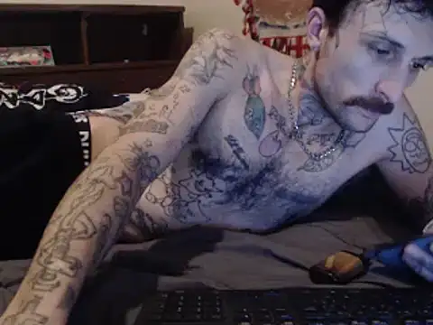 Snapshot of hungandtatted666 chatting on January 17, 12:42 am hungandtatted666 online show from January 17, 12:42 am