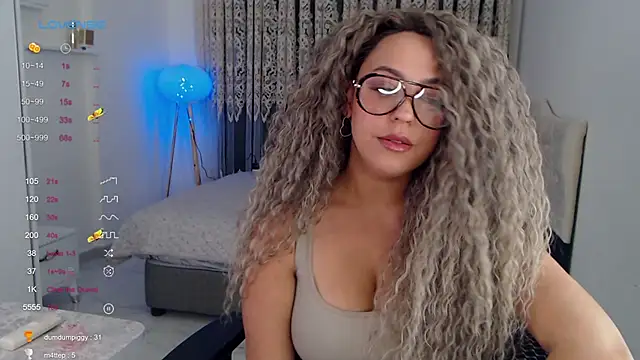 Snapshot of _Just_a_queen_3 chatting on November 1, 11:37 am Just a queen 3 online show from November 1, 11:37 am