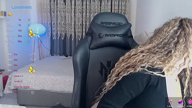 Snapshot of _Just_a_queen_3 chatting on November 20, 8:15 am Just a queen 3 online show from November 20, 8:15 am