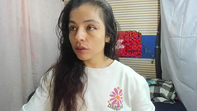 Snapshot of rosse_2504 chatting on June 17, 12:37 pm rosse 2504 online show from June 17, 12:37 pm