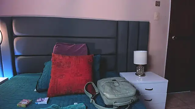 Snapshot of AlissaNix chatting on November 12, 1:21 am AlissaNix online show from November 12, 1:21 am