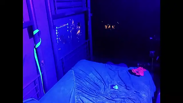 CommWhore online show from December 12, 11:17 am