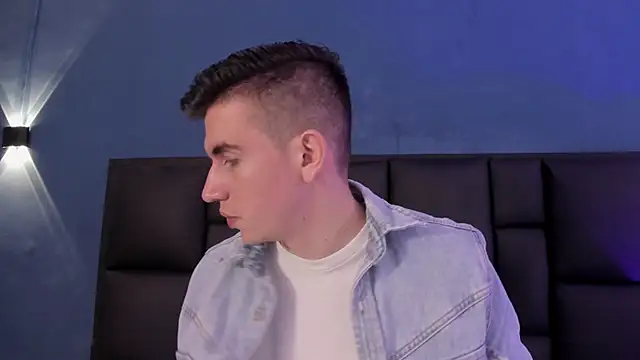 Snapshot of MikaelSlow chatting on November 20, 3:51 am MikaelSlow online show from November 20, 3:51 am