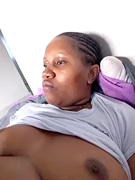 Snapshot of SquirtQueen222 chatting on January 20, 12:28 pm SquirtQueen222 online show from January 20, 12:28 pm