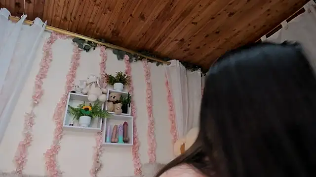 Idara and Edahi01 online show from March 4, 6:04 pm