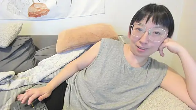 Snapshot of luxgray chatting on February 2, 12:20 am luxgray online show from February 2, 12:20 am