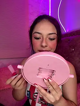 Snapshot of YovngBaby chatting on January 8, 4:40 am YovngBaby online show from January 8, 4:40 am