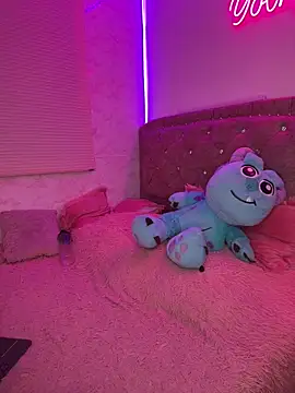 Snapshot of YovngBaby chatting on February 18, 5:16 am YovngBaby online show from February 18, 5:16 am