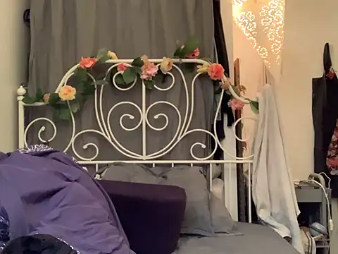 Snapshot of BuziCycki chatting on January 6, 7:45 pm BuziCycki online show from January 6, 7:45 pm