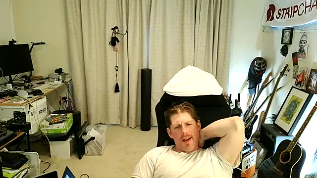 Snapshot of Rock_Pierce chatting on May 24, 5:35 pm Rock Pierce online show from May 24, 5:35 pm